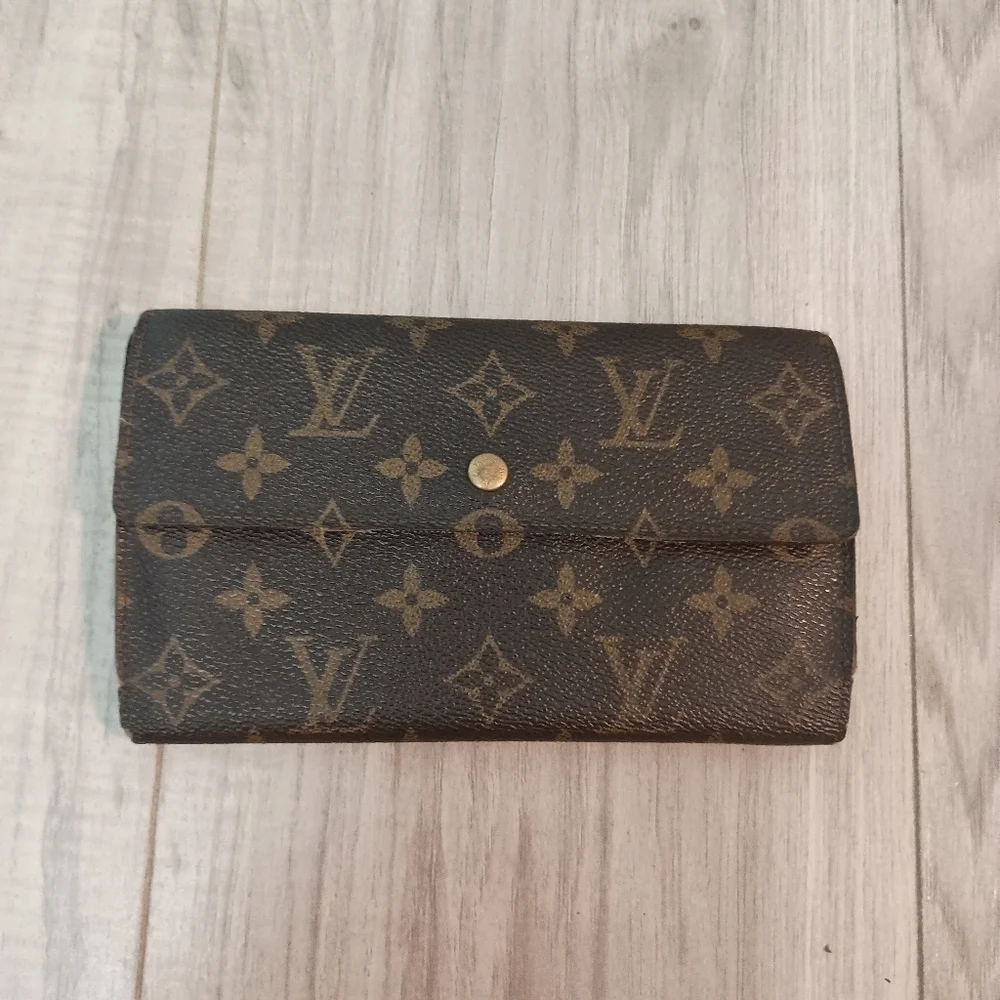 LOUIS VUITTON Monogram Portefeuille International Long Wallet - Picture 2 of 16